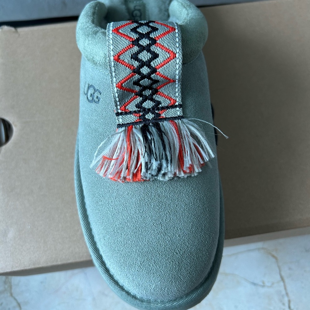 Gorgeous color! Brand new never worn extremely cozy Don’t miss this deal!!